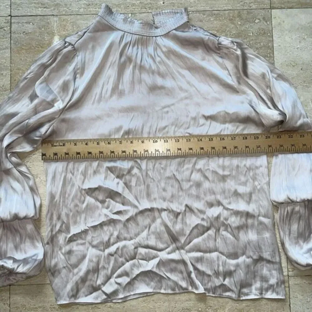 Carmen‎ Marc Valvo Uptownie Lite Blouse Beige with Bell Sleeves Size L - Picture 3 of 7